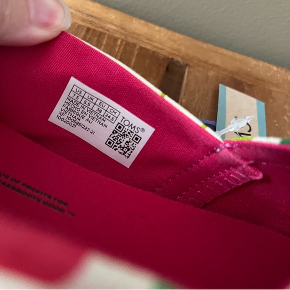 Toms Alpargata women’s natural cherry print shoes, size 7.5, comfort foam NWT - Picture 5 of 8